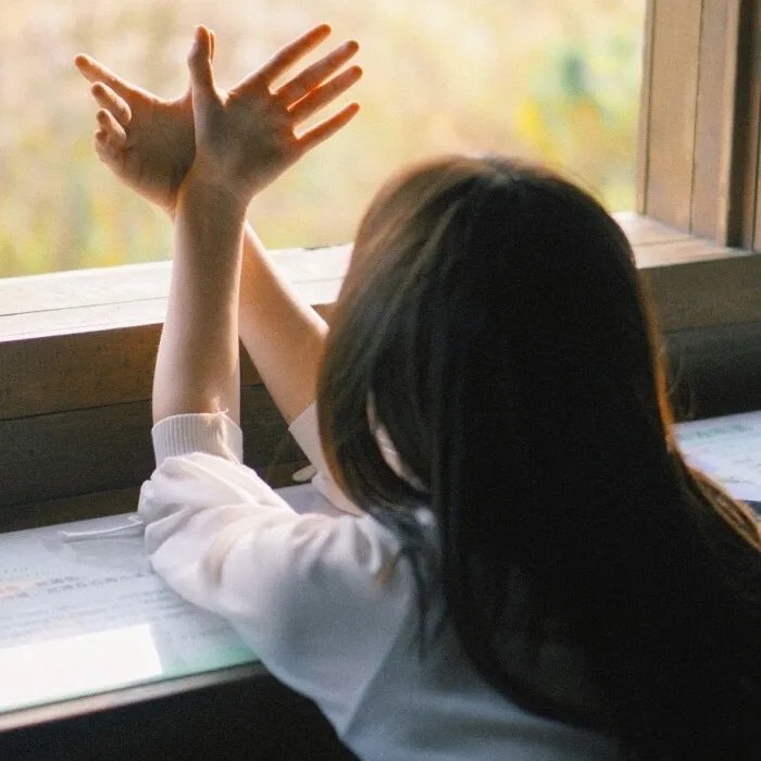 她比春色更怡人